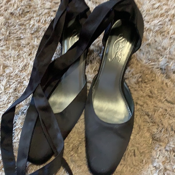 The perfect little black shoe - Picture 3 of 4